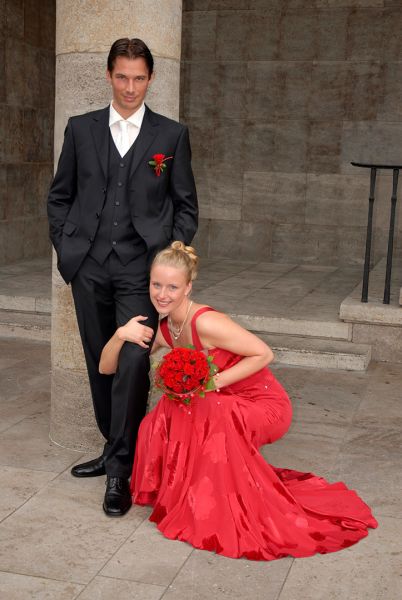 Hochzeitspaar an der Stadthalle in M�lheim